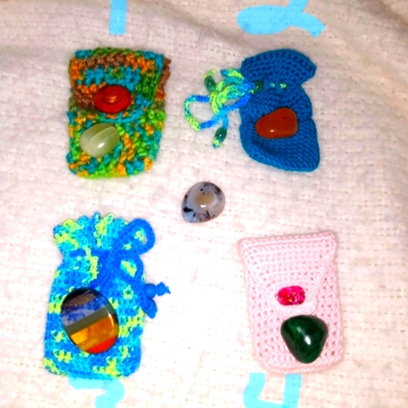 🌈 NEW Crochet Medicine Coin Crystal Holder Boho HANDCRAFTED - Picture 3 of 4